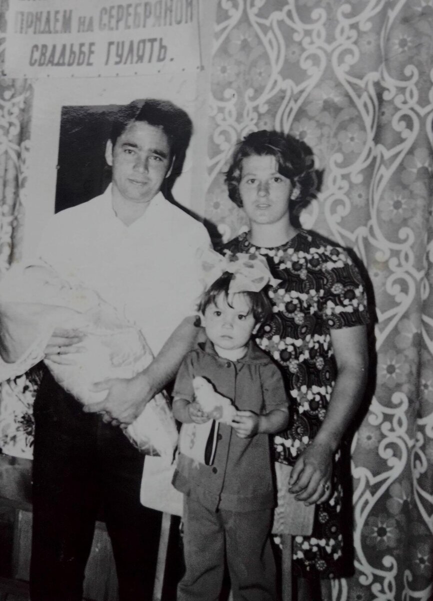 Катя со своей семьей.