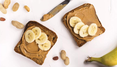 2. С арахисовым маслом, бананом и ягодами. Приготовление: намазываем арахисовое масло на тост, затем кладем тоненькие кружочки банана и любые ягоды.