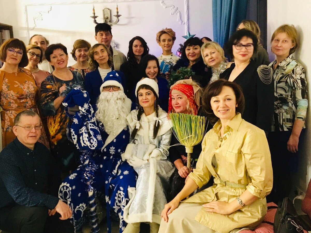 Наш Новогодний корпоратив, 29 декабря 2019. Я тут не Баба Яга ))) Хотя, она прелесть! Я правее. А Дед Мороз -- мой муж! :)