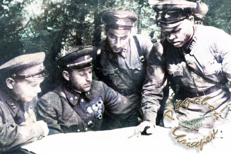 На фотографии видимо К.К. Рокоссовский (?). Это фото часто по ошибке ассоциируют с М.Ф.Лукиным, смоленским сражением и штабом 16-й армии в районе Ярцево (источник: https://pochta-polevaya.ru)