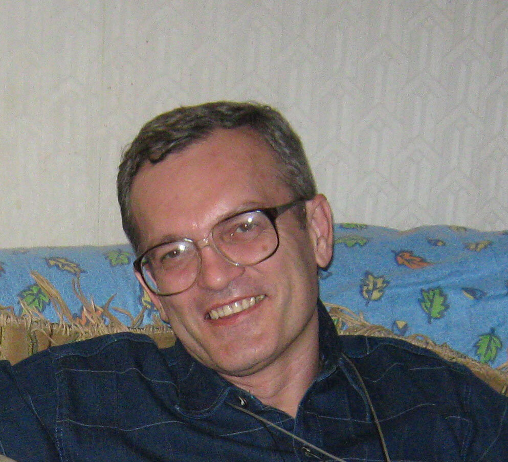Родился 30 сентября 1955 года в столице Азербайджанской ССР г. Баку. В 1967 г. вместе с семьей переехал в Россию и с тех пор проживает в г. Куйбышеве, ныне г. Самара. В 1978 г. окончил Инженерно-строительный институт. В насто-ящее время работает ведущим архитектором в одном из старейших институтов г. Самары «Промзернопроект».  Был женат, имеет взрослую дочь. В свободное от работы время увлекался туризмом и легкой атлетикой. Занимался музыкой, рисованием и лепкой. Сочинял стихи и писал прозу. Рисовал графические юморески для местных газет.
