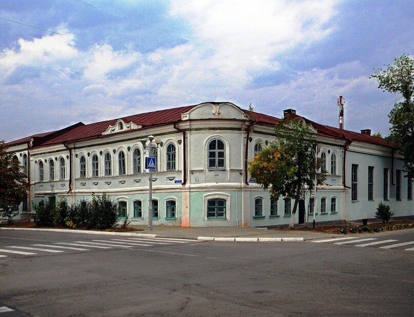 Здание Павловского педучилища в 70-80 годы.  Окошко посредине на первом этаже - библиотека, где я работала