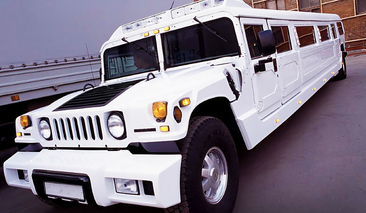 У Филиппа Бедросовича автомобиль лимузин представлен маркой «Hammer Ultra Reincarnation». Автомобиль подготовлен для артиста в эксклюзивном исполнении. Источник: https://clck.ru/Sk5UP 