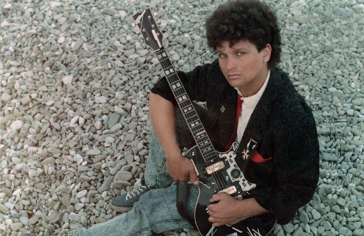 Конец 80-х принёс на сцену нашей страны свежесть. Забавно звучит предложение, не правда ли? Однако так и было. Официальная советская эстрада оказалась повержена посыпавшимися отовсюду рок дилетантами.