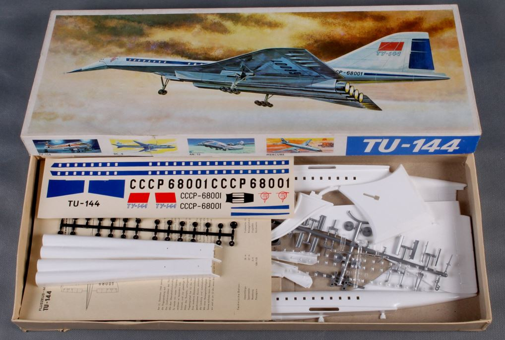 Типичный набор от VEB Plastikart. На форумах моделистов отмечается, что стоимость моделей была от 60 копеек до 7 рублей!