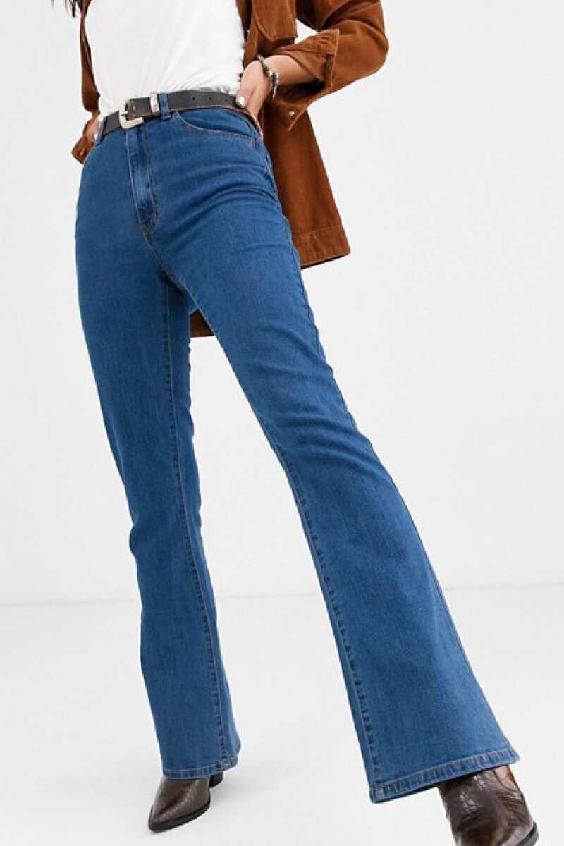 С чем лучше всего сочетаются модные в этом году джинсы-клеш – несколько топовых образов