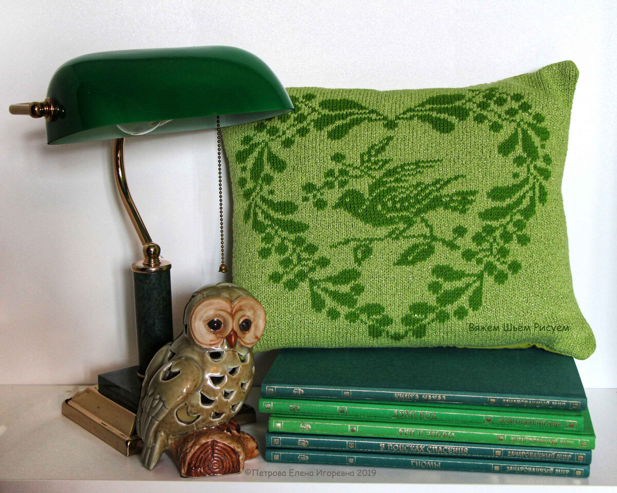 Подушка вязаная "Сердечная птица и омела" в интерьере