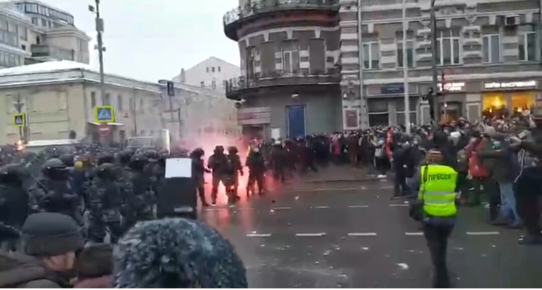Силовиков закидывают файерами