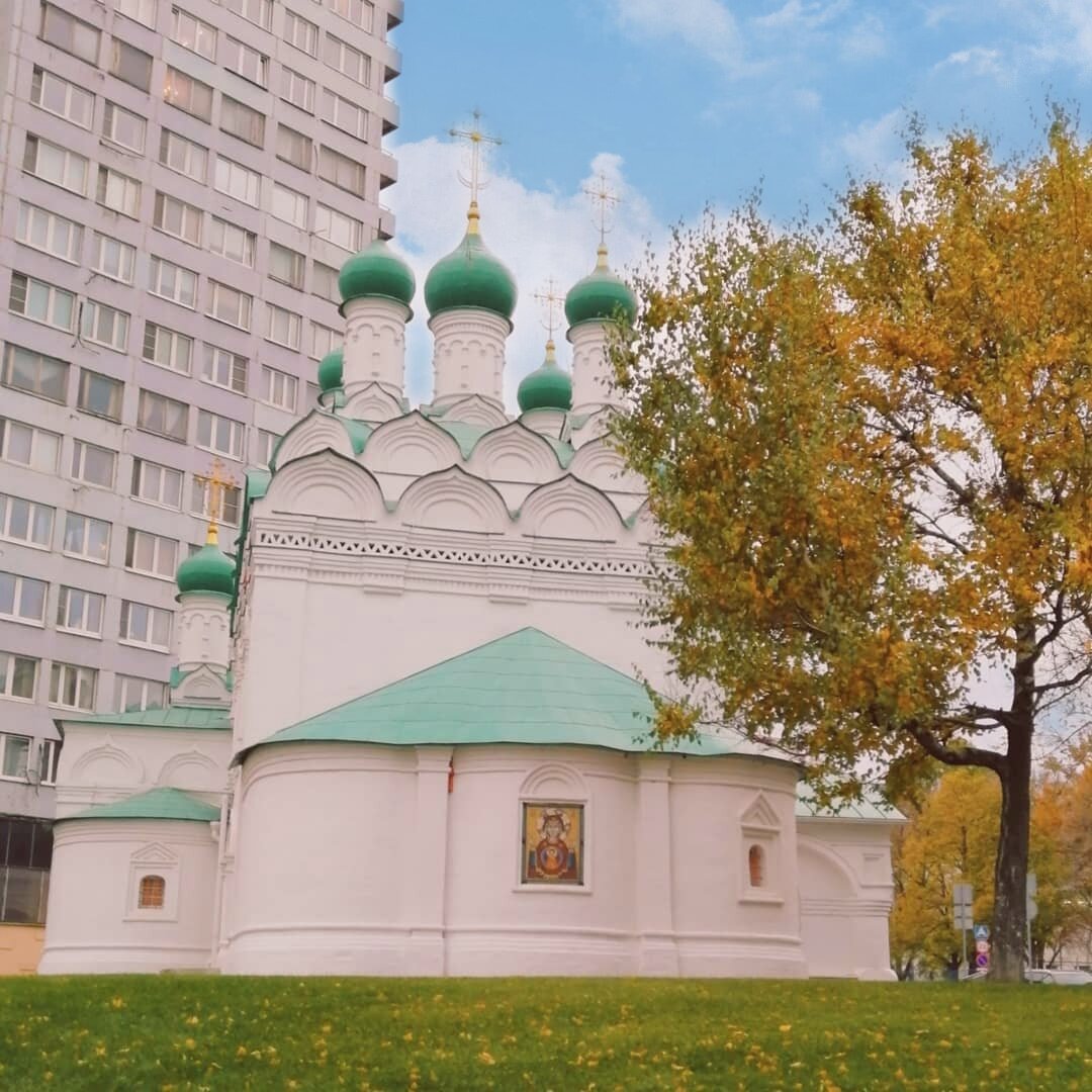 Вид на храм с  угла Поварской улицы.