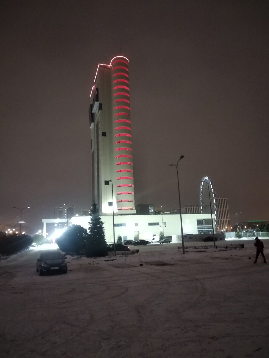 Гостиница "Ривьера" и колеса обозрения за ней