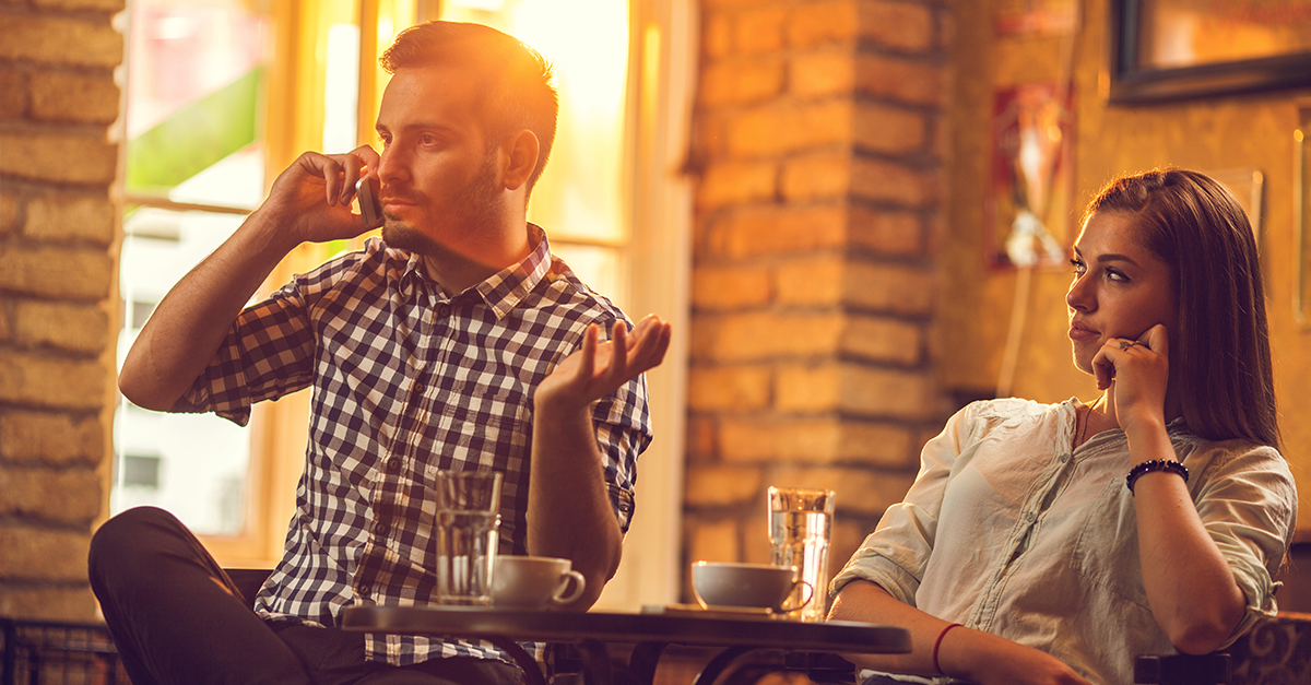 если на свидании говорит не с вами.Смело ДОСВИДАНИЯ