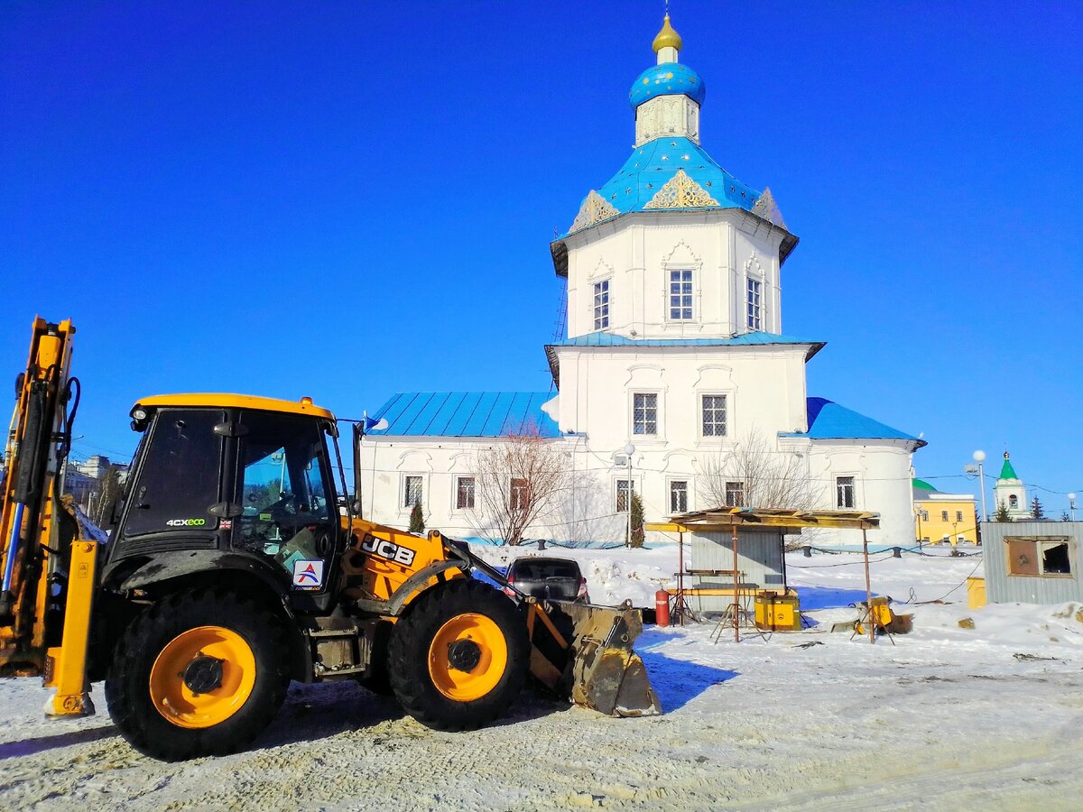 Храм и трактор - опасное соседство фото zen.yandex.ru/cheb