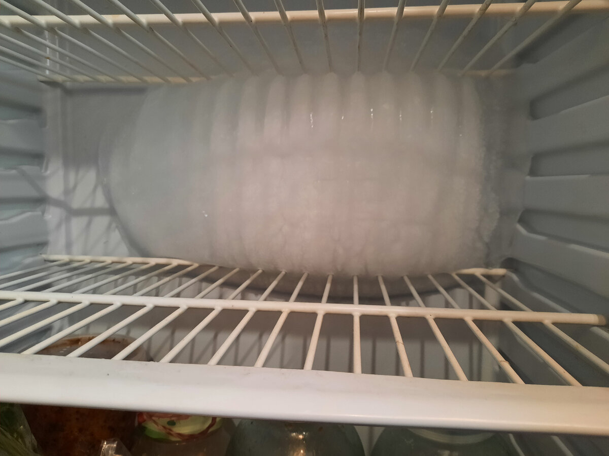 На задней стенке холодильной камеры намерзает лед?
