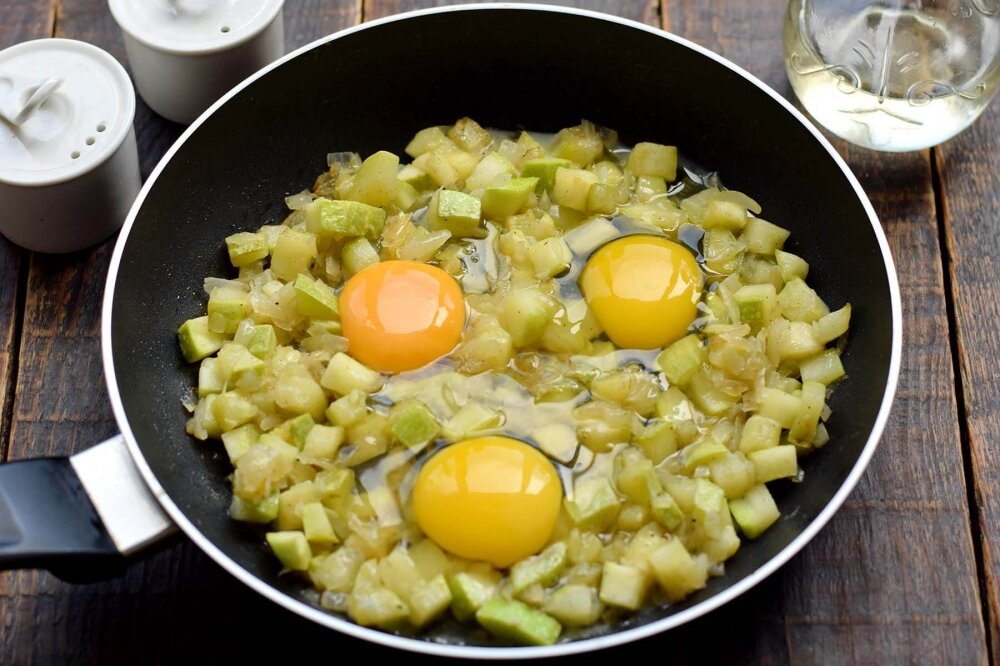 Кабачки с луком и яйцом на сковороде