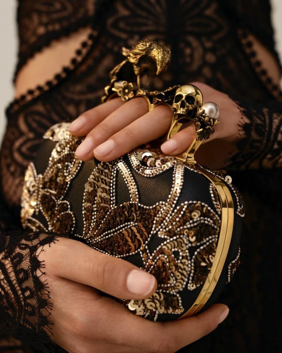 Вечерняя сумка-клатч от Alexander McQueen. Источник: Alexander McQueen