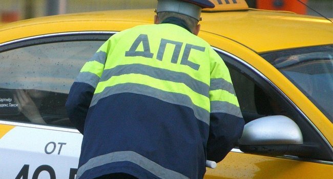 После этого сотрудник приступает к осмотру салона – проверяет, пристегнут ли водитель и пассажиры ремнями безопасности