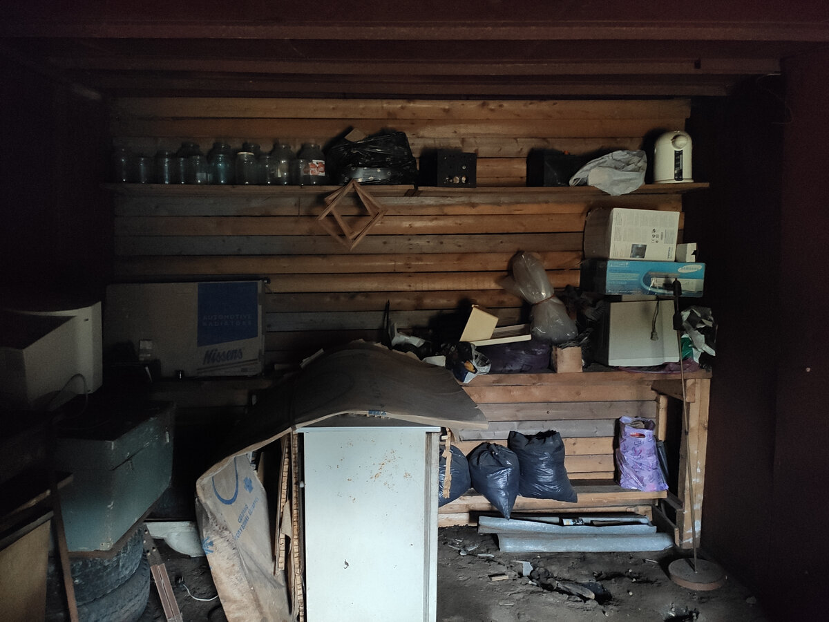 Старый холодильник, монитор, банки, светильник.. Чего тут только нет!