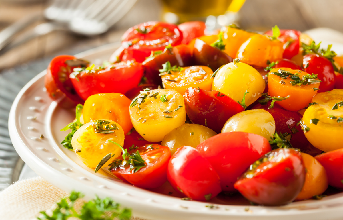 Салат из маринованных помидоров черри: легкий, яркий, с изумительным вкусом  | Вилка. Ложка. Палочки: рецепты и советы | Дзен