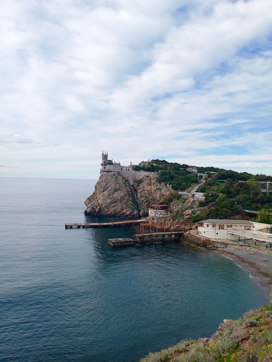 Вид на замок со скал