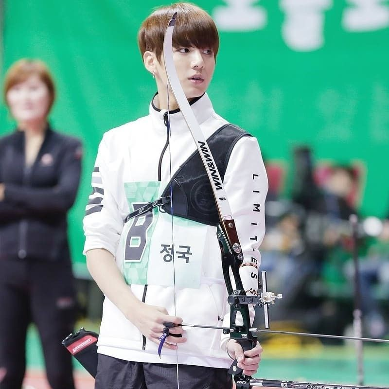 Бтс спортивные игры. BTS на Isac 2016. БТС Чонгук айдол. Чон Чонгук Idol. Чон Чонгук спорт.