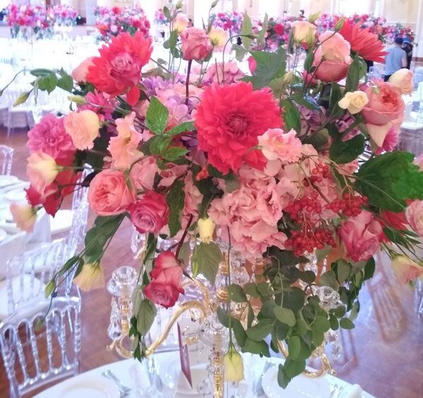 Роскошные букеты на столах, а мне стулья очень понравились!