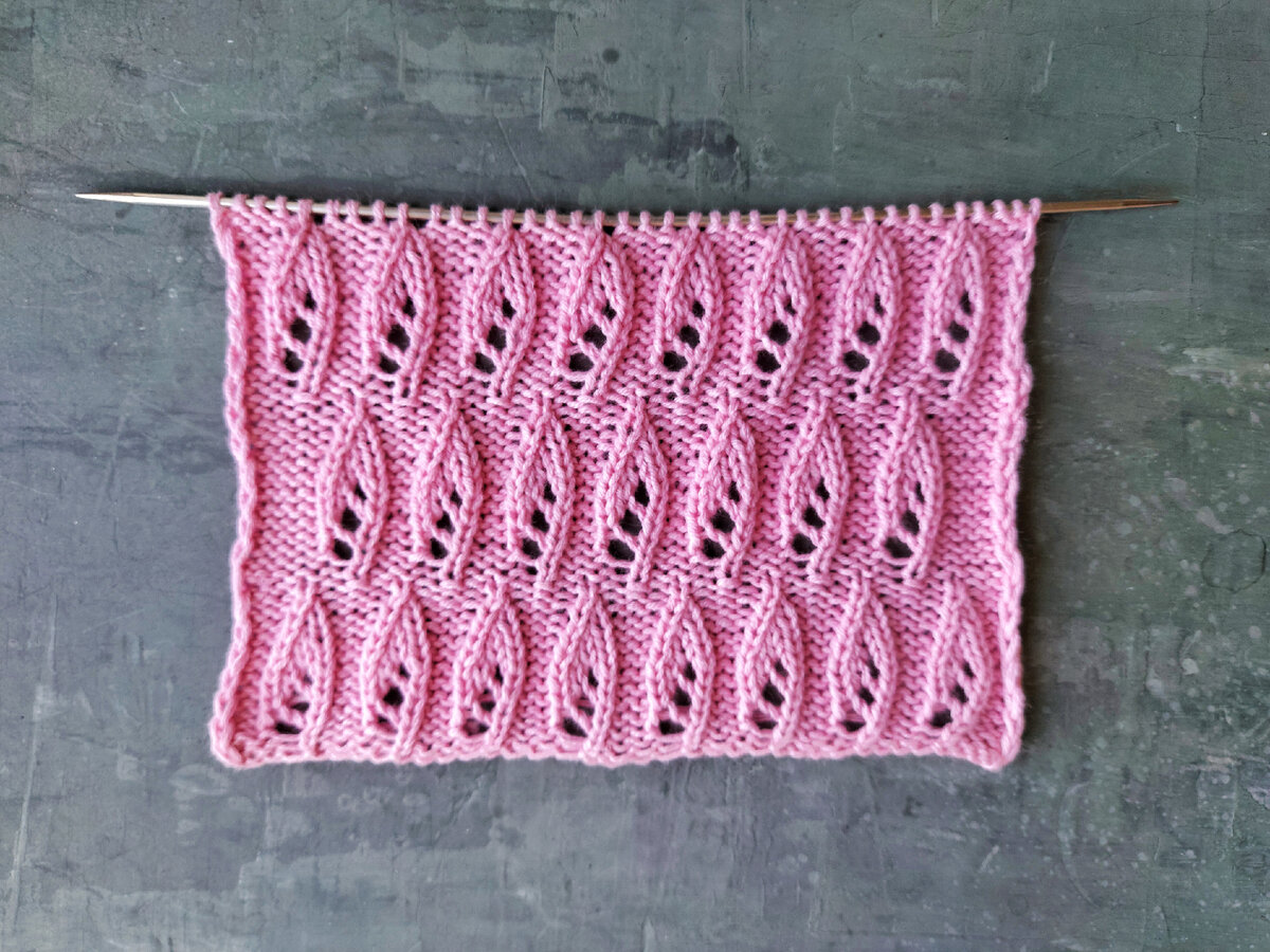 Нежный узор с листиками на изнаночной глади