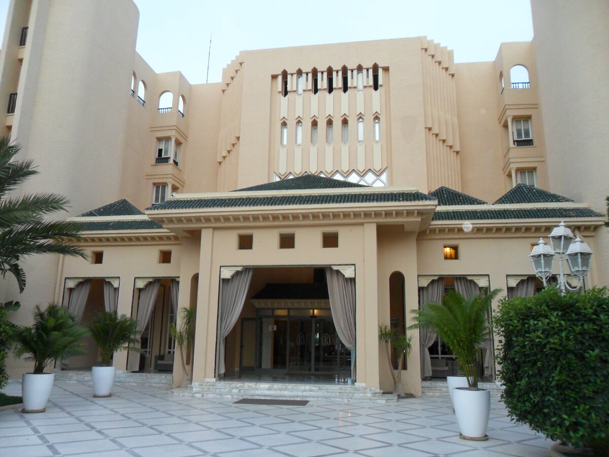 Фото автора. Тунис. Город Сусс. Отель Magic Royal Kenz Thalasso & SPA 4*. 5-и этажное здание и корпус СПА