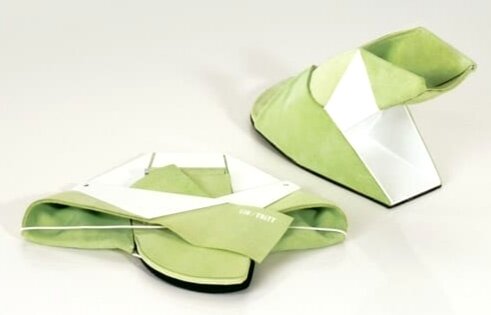 Плоский вид модели туфель Кэтрин Мьютер туфли  поставляются в разобранном виде в плоской упаковке, но их легко собрать, а для поддержания формы и прочности материал в некоторых местах укреплён.