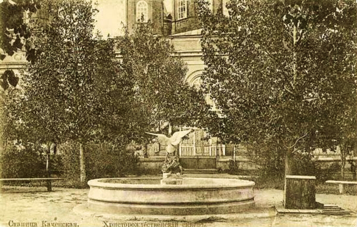 Территория вокруг храма была благоустроена и утопала в зелени.