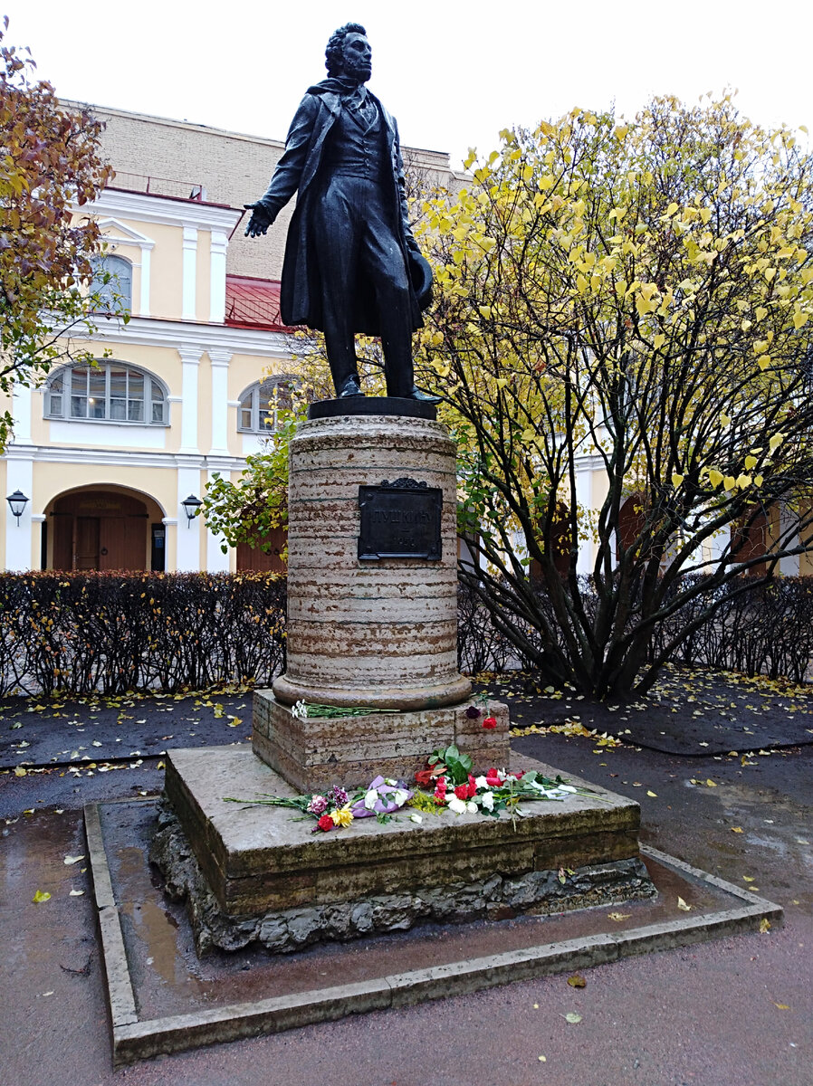 Фигура поэта выполнена в полный рост Александра Сергеевича Пушкина (166 см)
