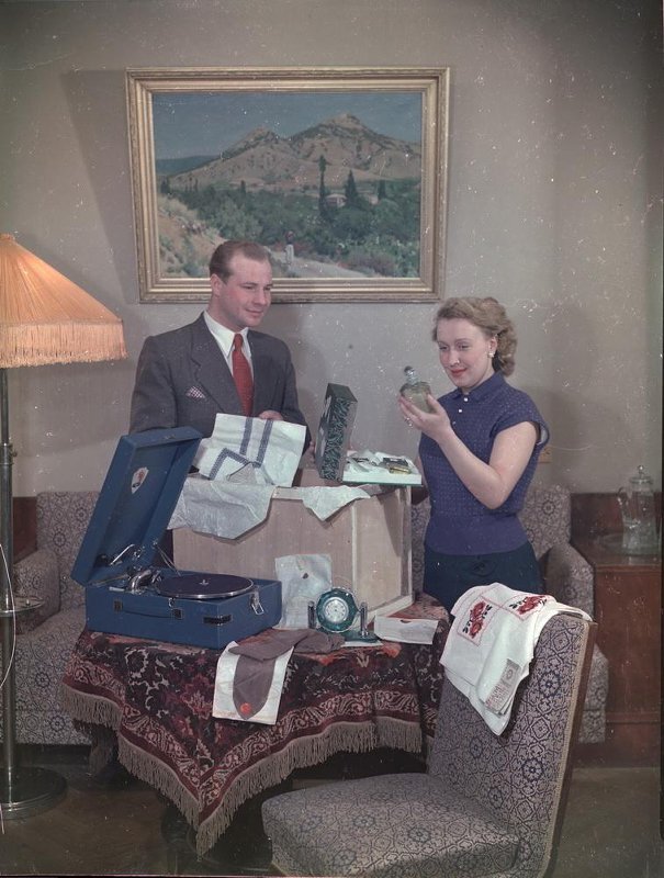 С.М. Мишин-Моргенштерн, "Выбор подарков", Госкаталог https://goskatalog.ru/portal/#/collections?id=16456778 