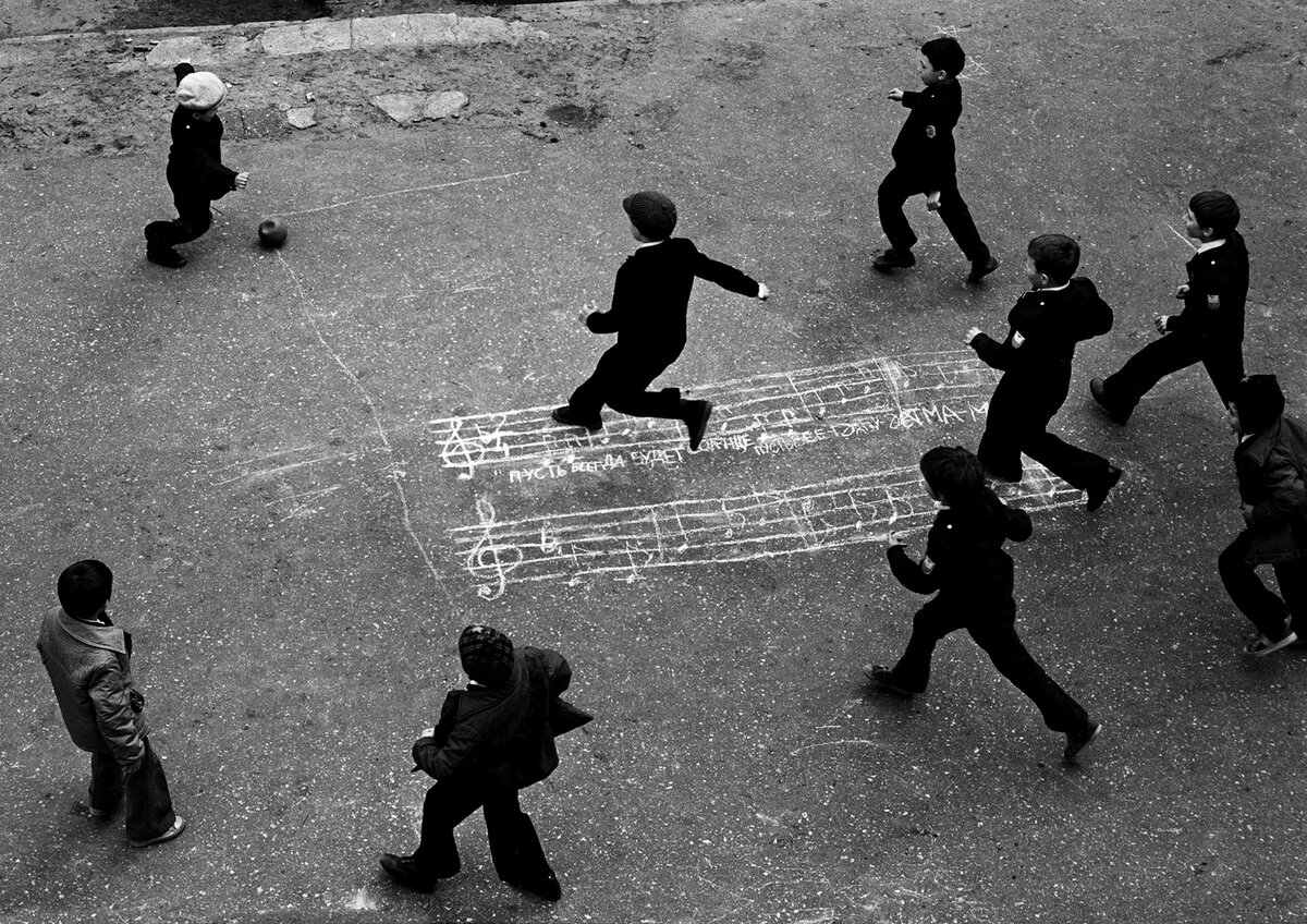 «Хор мальчиков», 1977 год. Автор фото - Р. Мухаметзянов. Источник фото: russiainphoto.ru