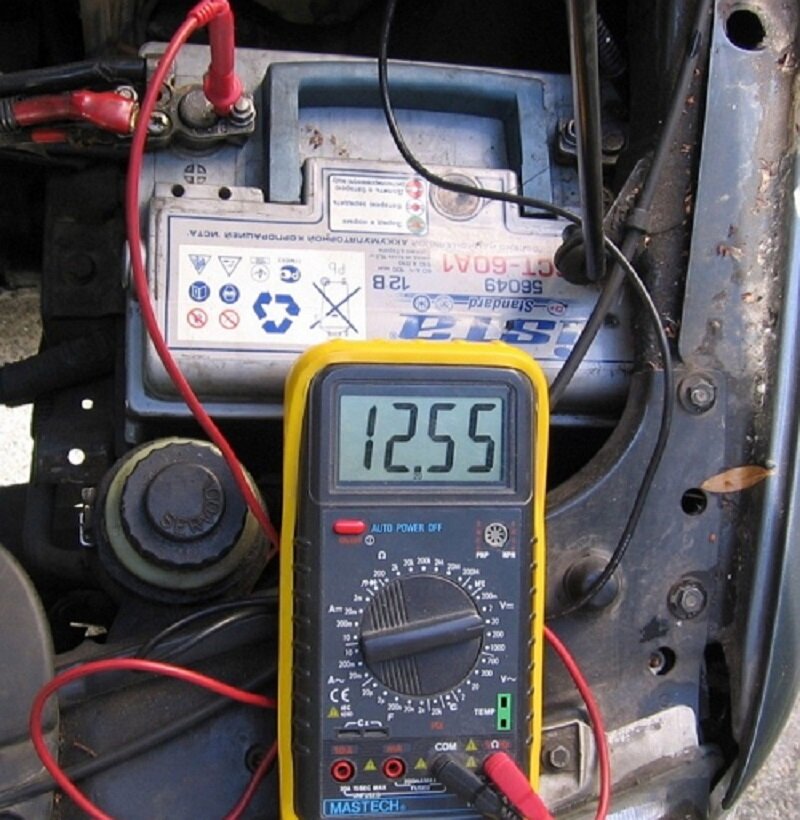 Какое напряжение в аккумуляторе. Напряжения мультиметр ВАЗ 2110. Напряжение на АКБ автомобиля 14 вольт. ВАЗ 2109 зарядка аккумулятор мультиметром. Замер напряжения генератора ВАЗ 2112.