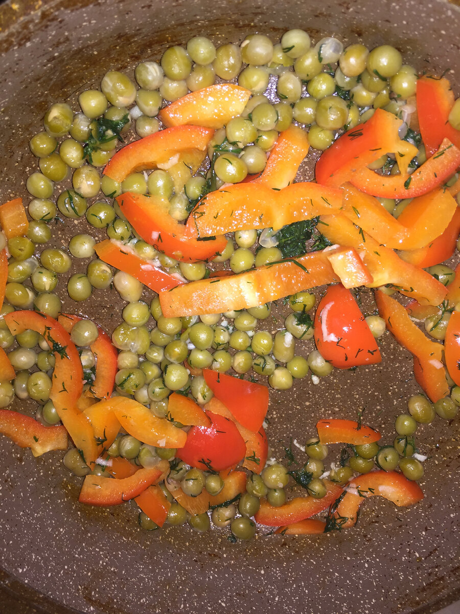 Немного обжарив на сковороде овощи, добавляю кусочек сливочного масла