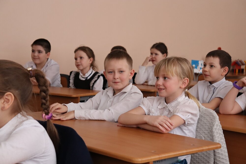 Мальчик в классе. Ребята 2 класса. Первоклассник. 2 класс. Ребята 2 класса.