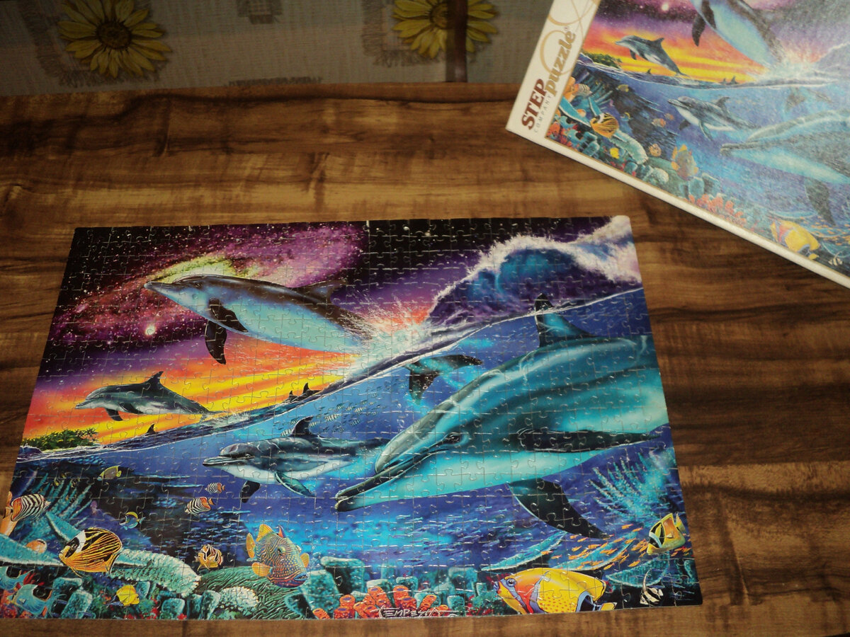 Этот пазл собирала я, мама и парень понемногу помогали, и это было довольно сложно, скажу я вам. 