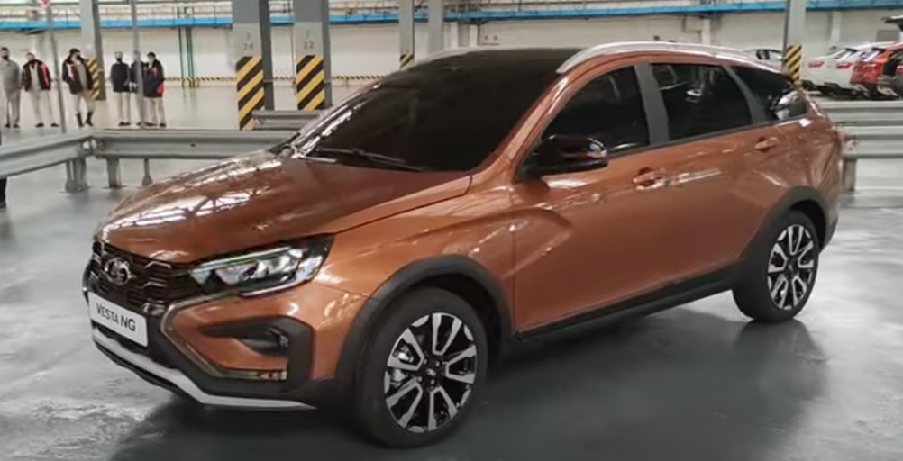 Lada Vesta Cross NG - настоящий прорыв. У нее мягкая панель, светодиодные фары, цифровые приборы (совсем другая машина)