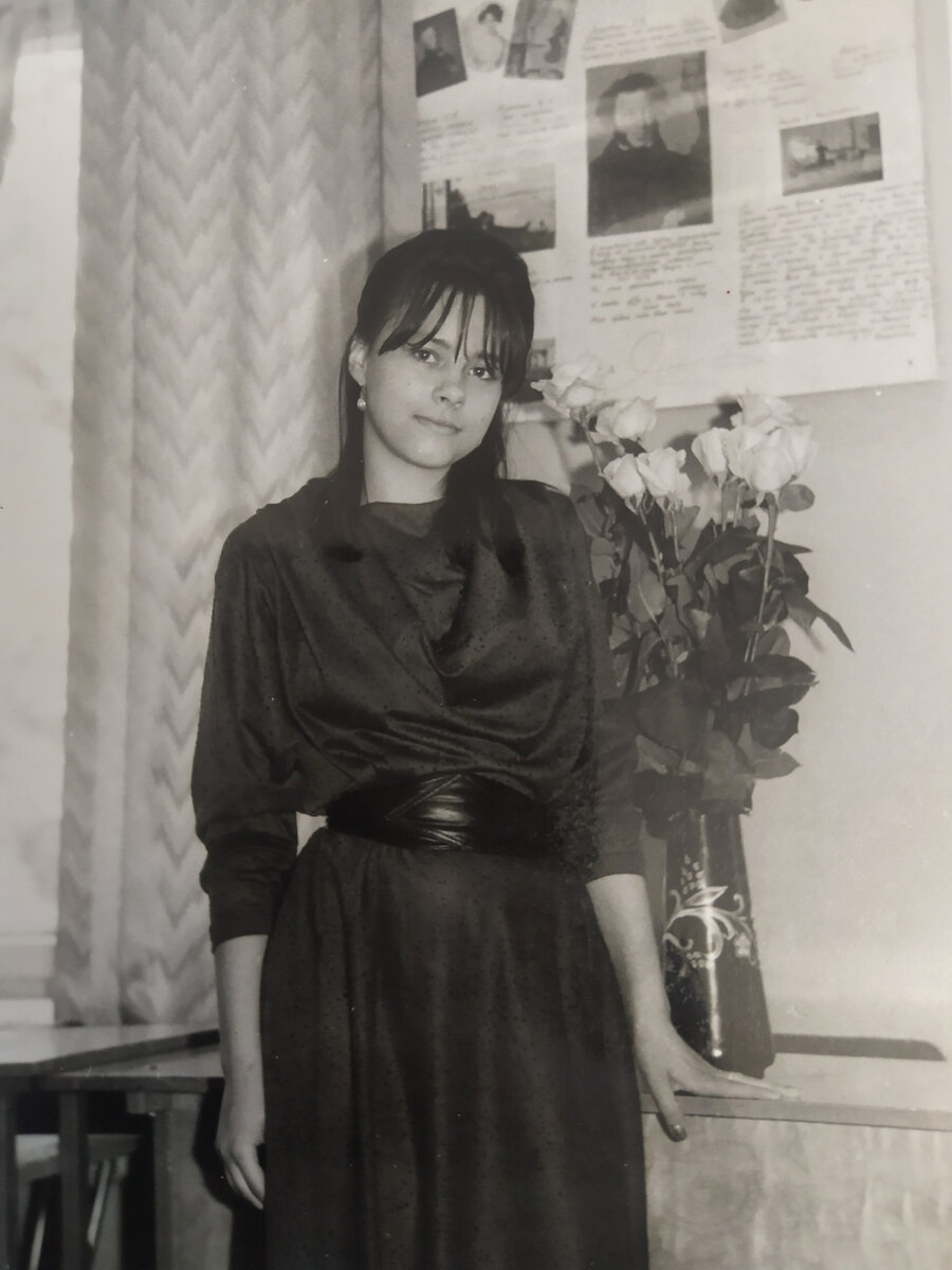 В том белом платье фотографии в хорошем качестве не нашлось, заменила этой, примерно того же времени