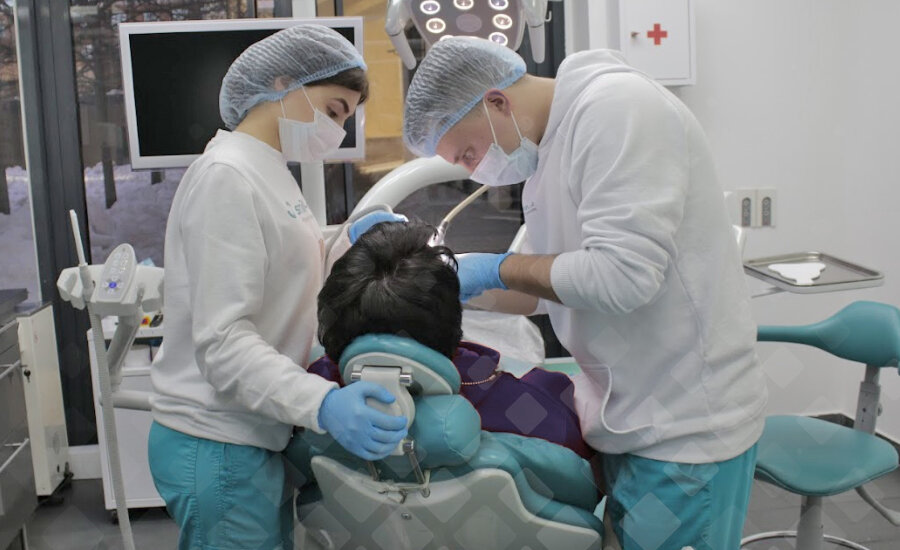 Врач стоматолог-ортопед Виктор Рогов. Фото: Smile-at-Once.ru.