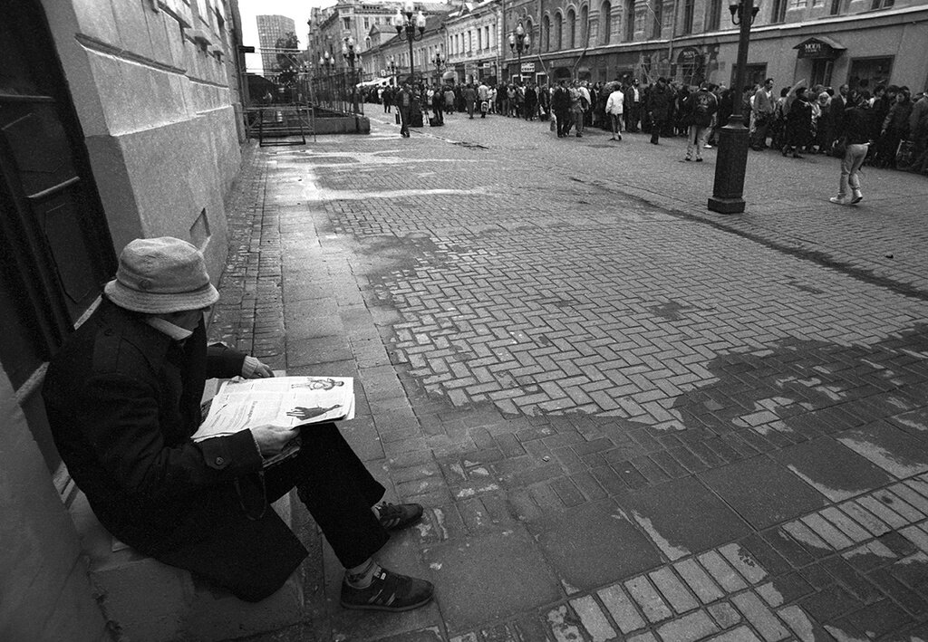 «Прощание с Булатом». Михаил Дашевский, 19 июня 1997 года, г. Москва, ул. Арбат, из архива Михаила Дашевского.