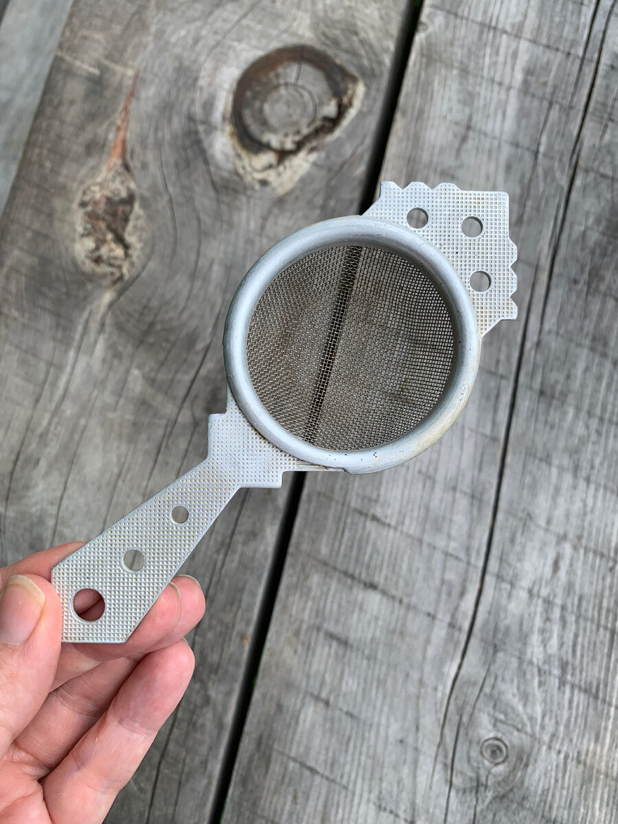 Конечно, на авито продаются чудесные серебряные ситечки, которые я надеюсь получить на юбилей 😅 А пока такое, рабоче-крестьянское)