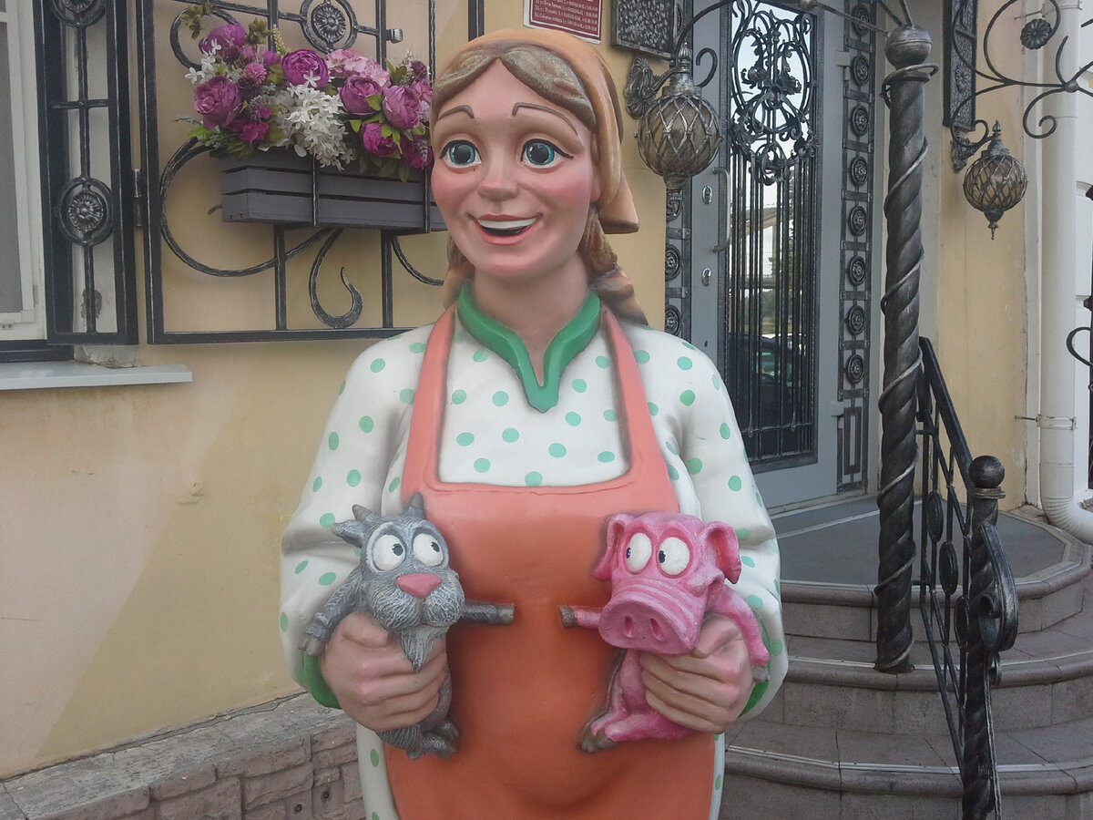 Фигура перед какой-то кафешкой в Рыбинске. Фото 2019 года.