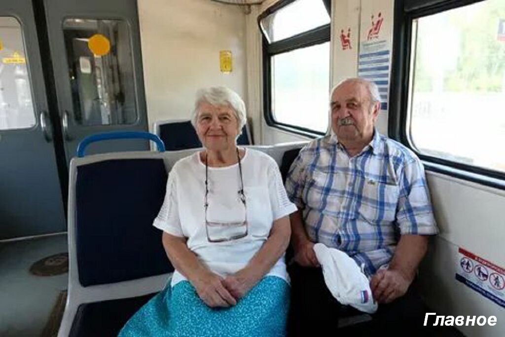 Пенсионер мо. Пенсионеры в электричке. Пенсионеры в поезде. Бабушки в электричке. Пенсионерки в электричке.