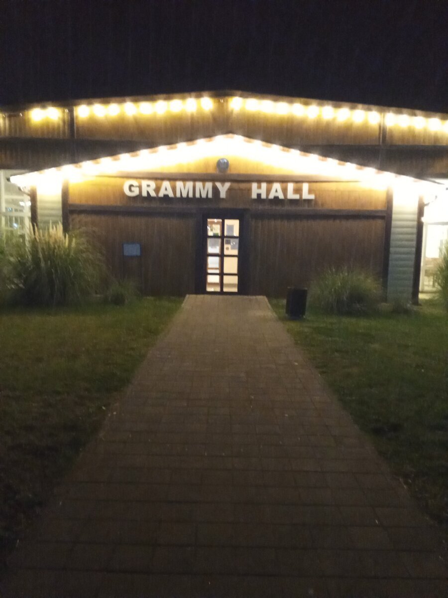 Потом я уже выяснила что это столовая, почему нельзя написать по русски, вроде как в России живем, на русском говорим. 