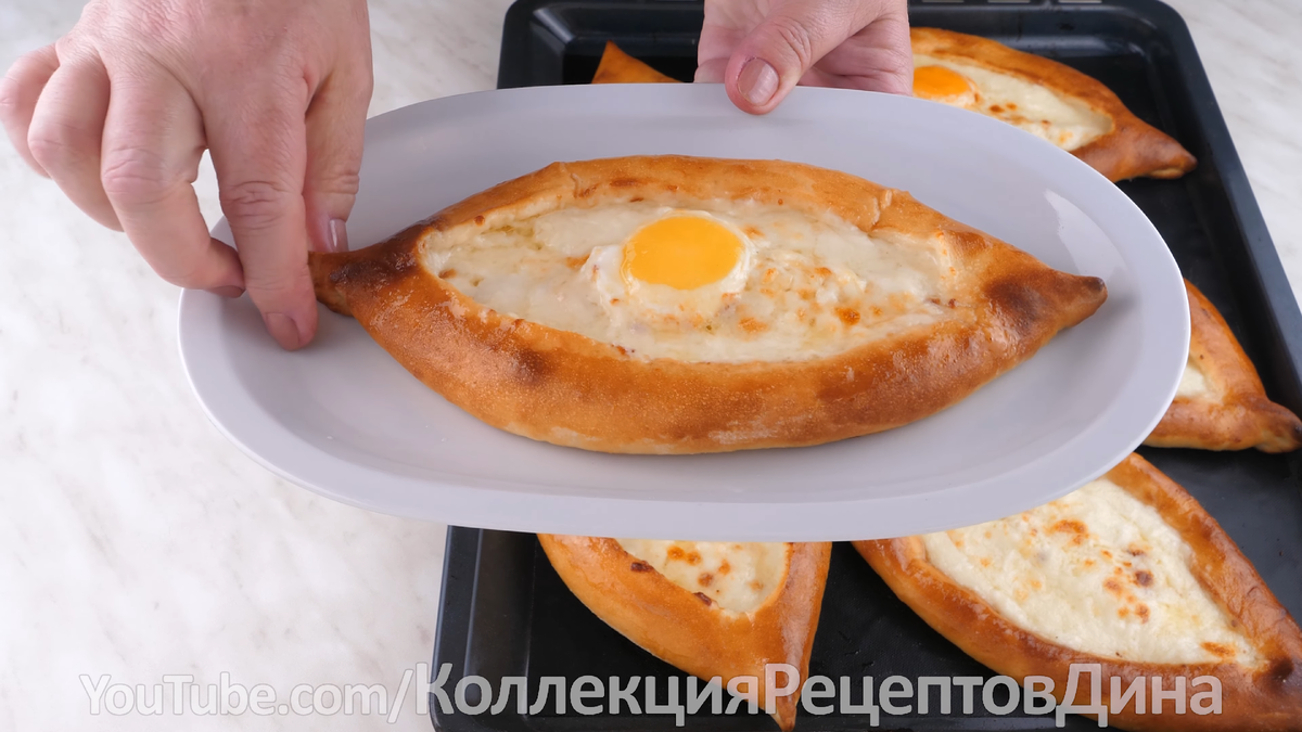 Хачапури по-аджарски — настоящая грузинская лодочка с яйцом и сыром