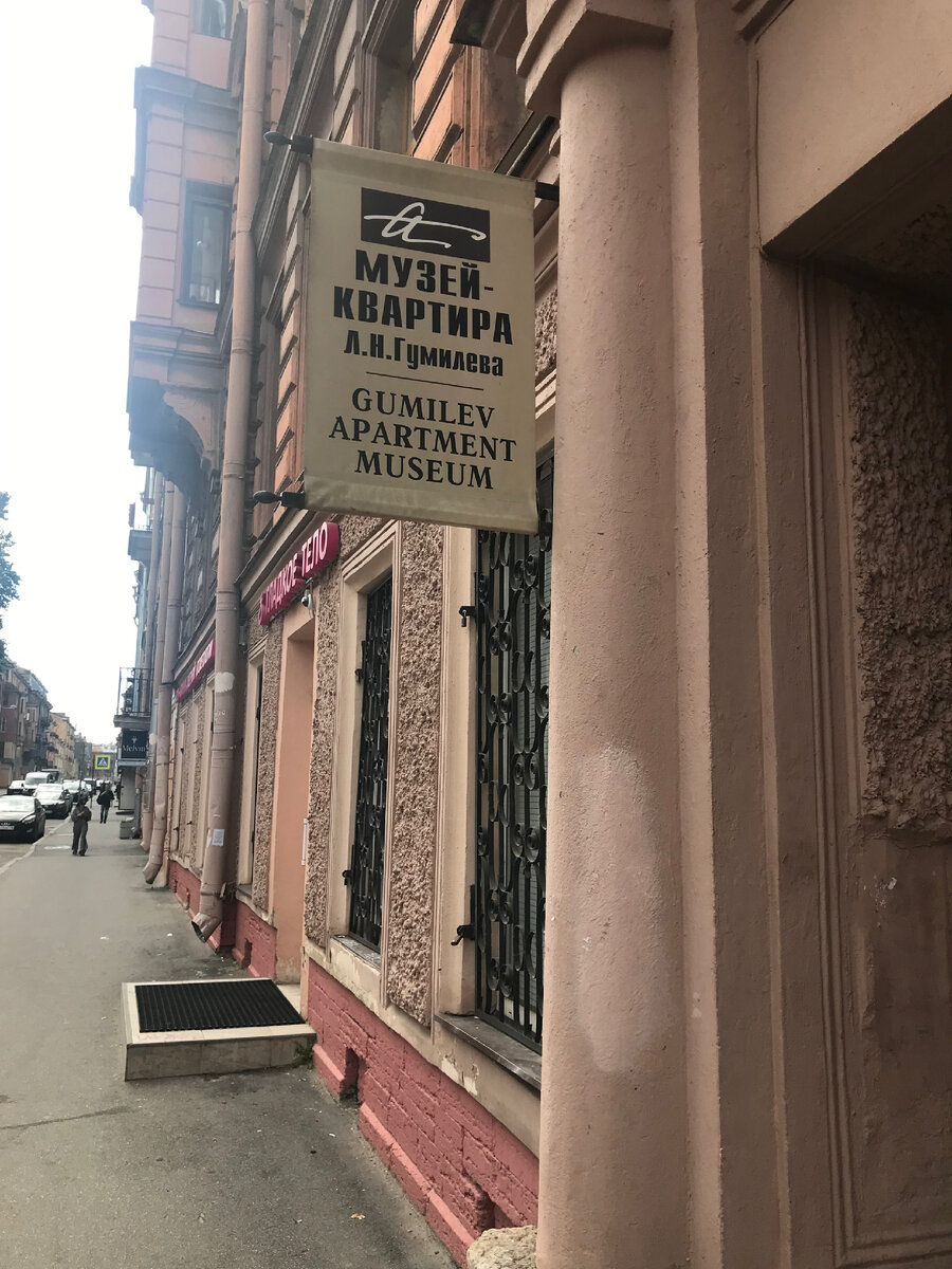 Вход в обычный жилой подъезд. Да и квартира обычная. Ну, для «старого фонда»