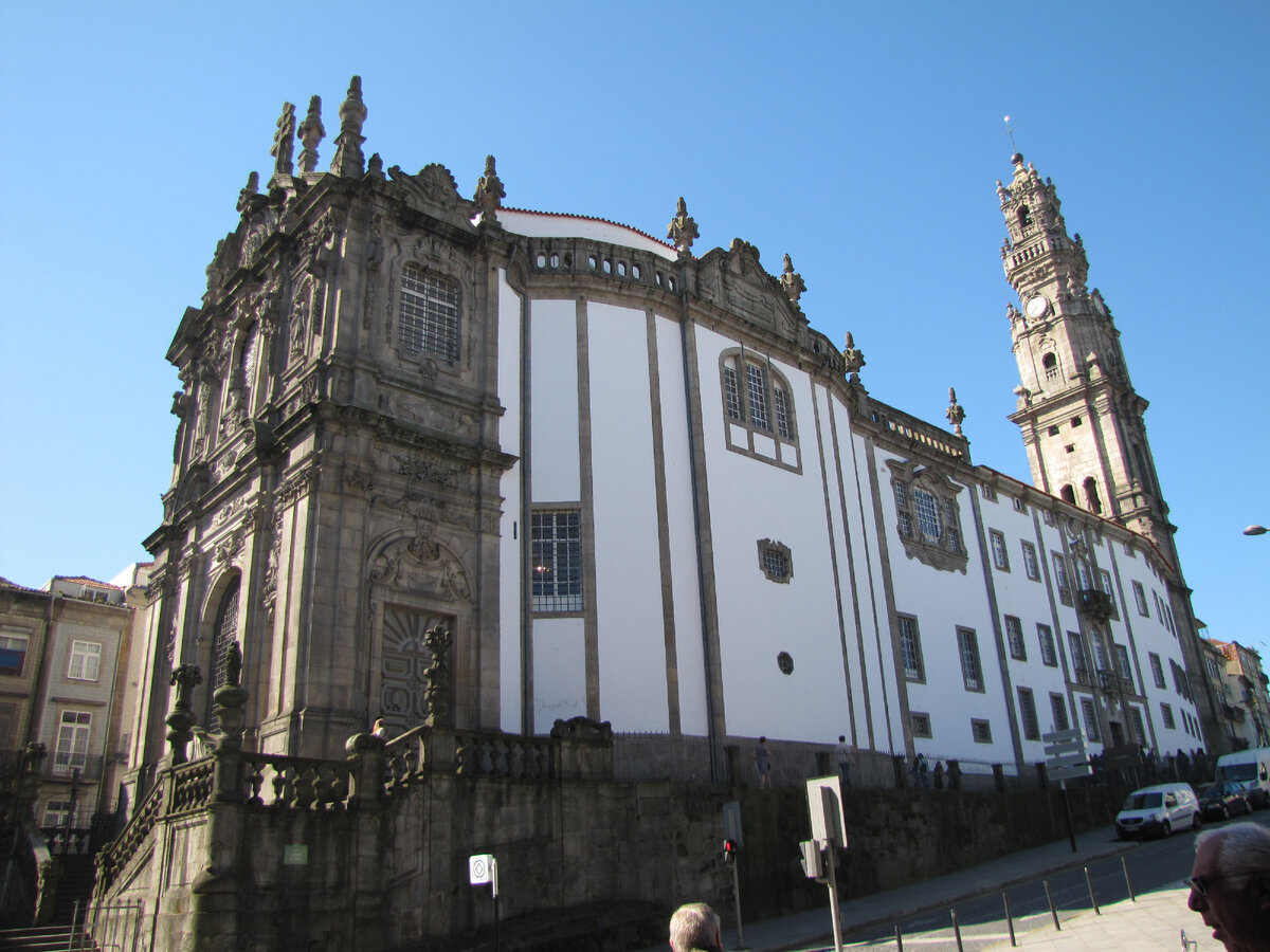 Церковь Клеригуш сбоку