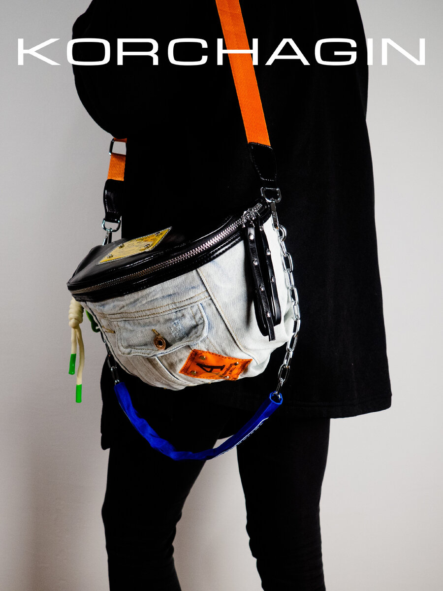 Сумка из денима и эко кожи черного цвета с ярким наплечным ремнём и цепочкой