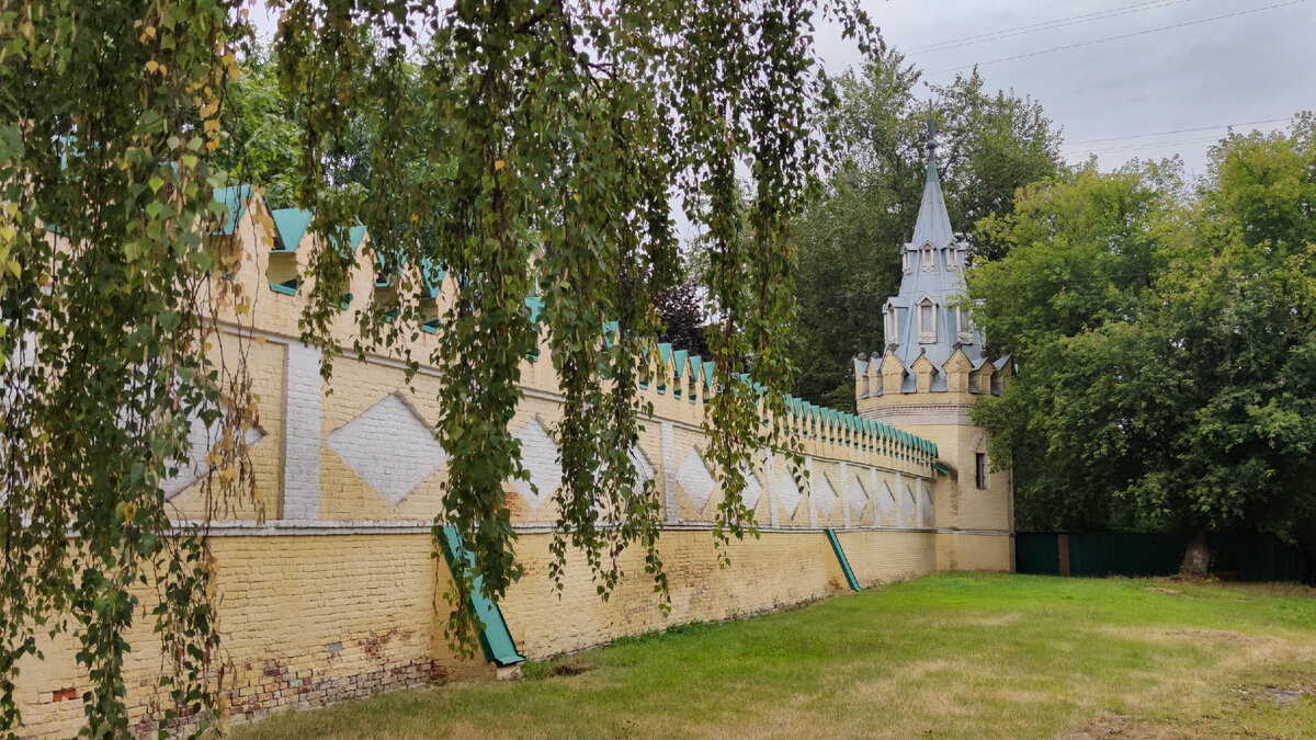 Юго-западная башня и фрагмент стены. Вид со стороны Преображенского вала.