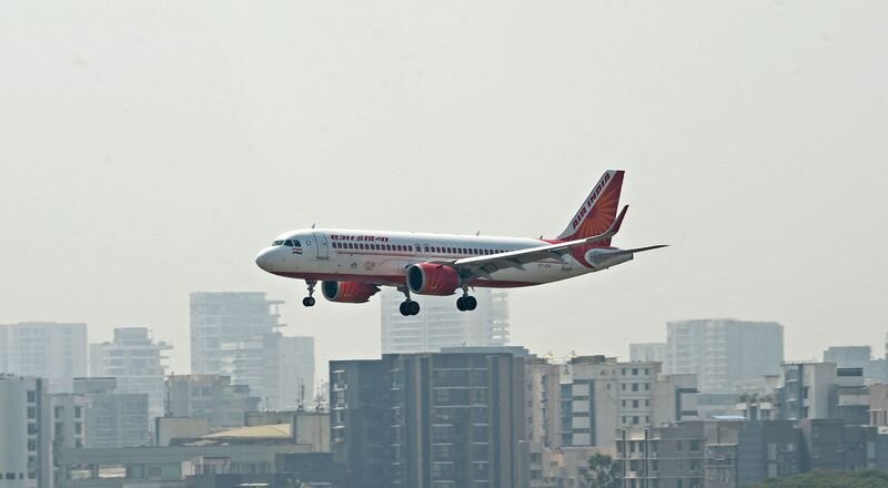 Самолет Air India готовится к посадке в Мумбаи. Фото: Indranil Mukherjee/AFP/Getty Images 